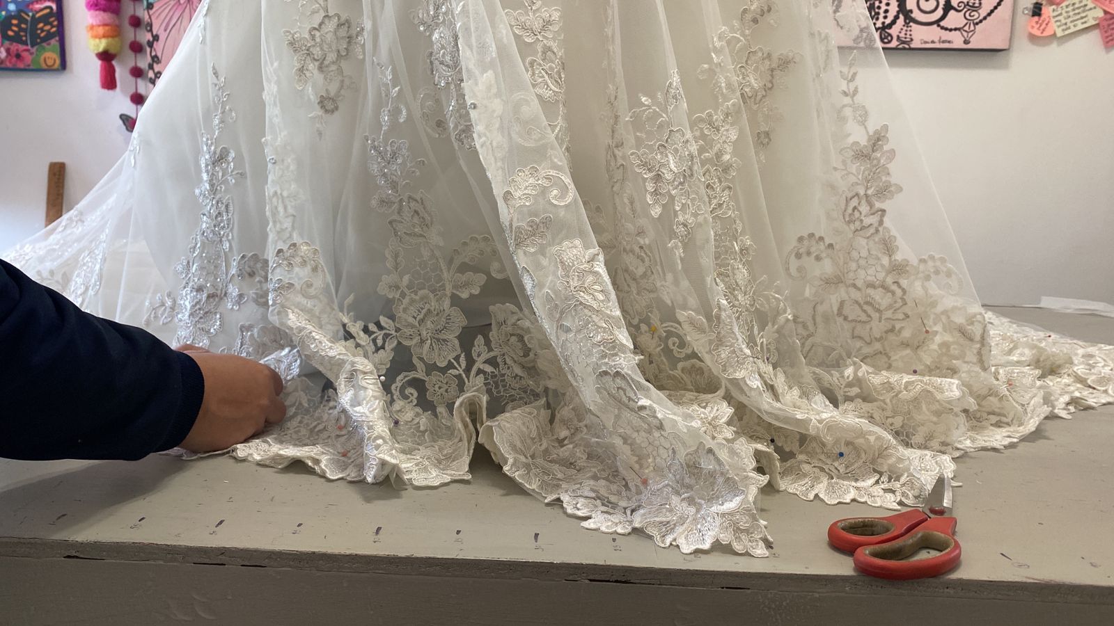 Lo que necesitas saber de los detalles de bastillas del vestido y terminados